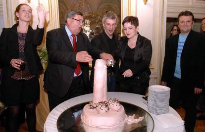 Gradonačelnik Obersnel je rezao tortu u obliku penisa
