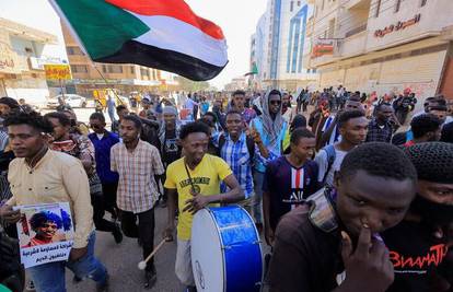 U Sudanu policija suzavcem rastjerivala prosvjednike