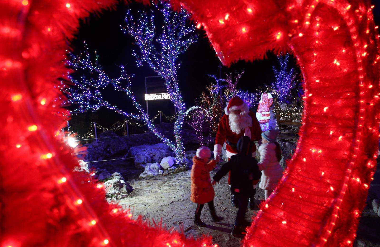 2 300 000 lampica krasi Božićno selo obitelji Lucić U Dolcu Gornjem