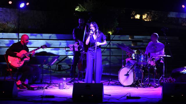 Šibenik: Na tvrđavi Barone Vesna Pisarović i jazz kvartet održali koncert