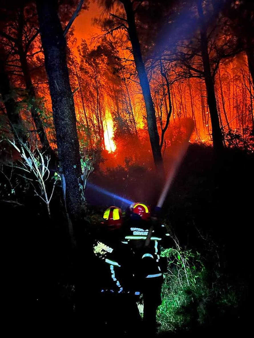 Požari na makarskom području još su aktivni: Bura sve otežava