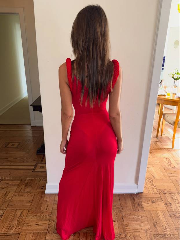 FOTO Emily Ratajkowski obukla badić s dekolteom do pupka: Pokazala je grudi i vitke noge