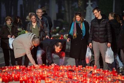 FOTO Tisuće svijeća i lampiona obasjali su zagrebački Mirogoj