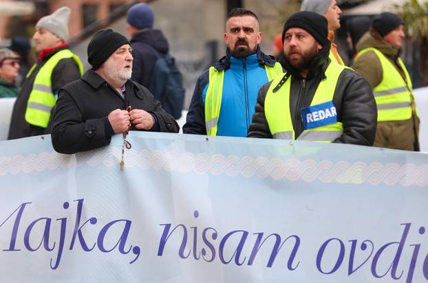 Zagreb: Interventna policija osigurava molitelje na glavnom Trgu