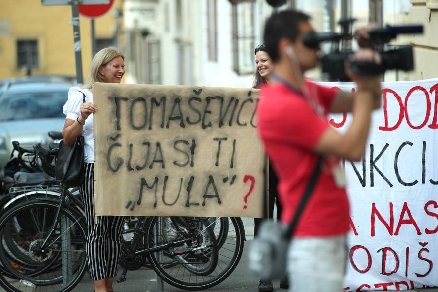 Zagreb: Gradonačelnika ispred Skupštine dočekao prosvjedni performans Udruge za zaštitu okoliša Resnik 