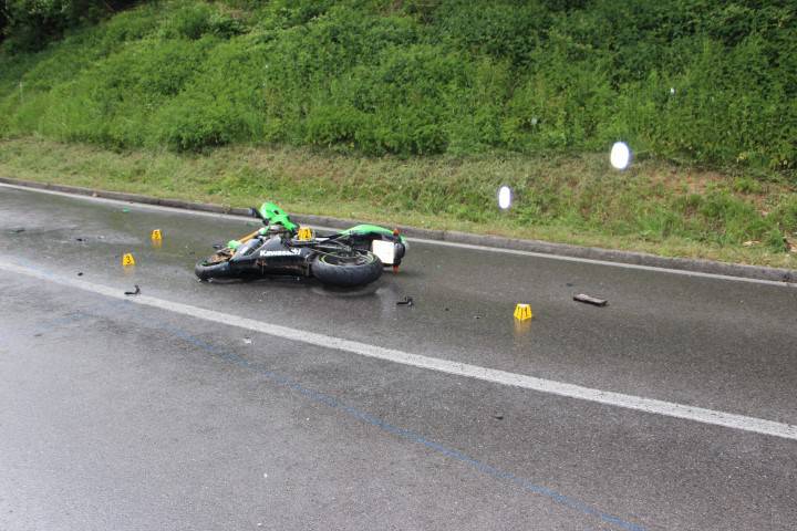 Sudarili su se motocikl i auto, dvoje ljudi je teško ozlijeđeno