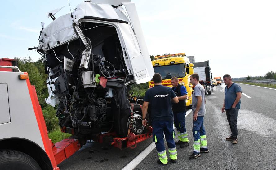 Na autocesti A3 kod Slavonskog Broda sudarila se dva kamiona iste prijevozničke tvrtke iz Turske