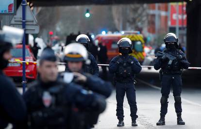 Panika u Parizu: Nožem je izbo ljude, jedan čovjek je poginuo...