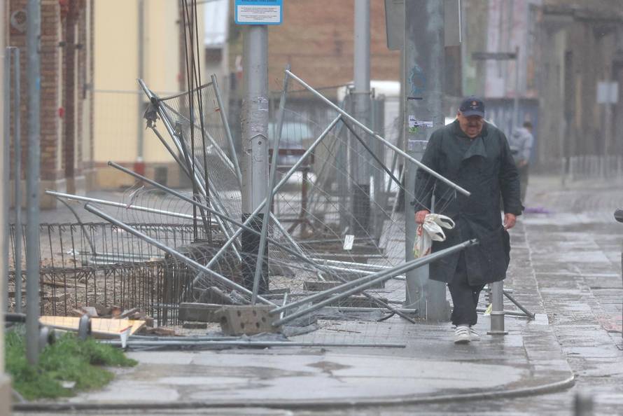 Zagreb:  Olujani vjetar stvara probleme u centru grada 
