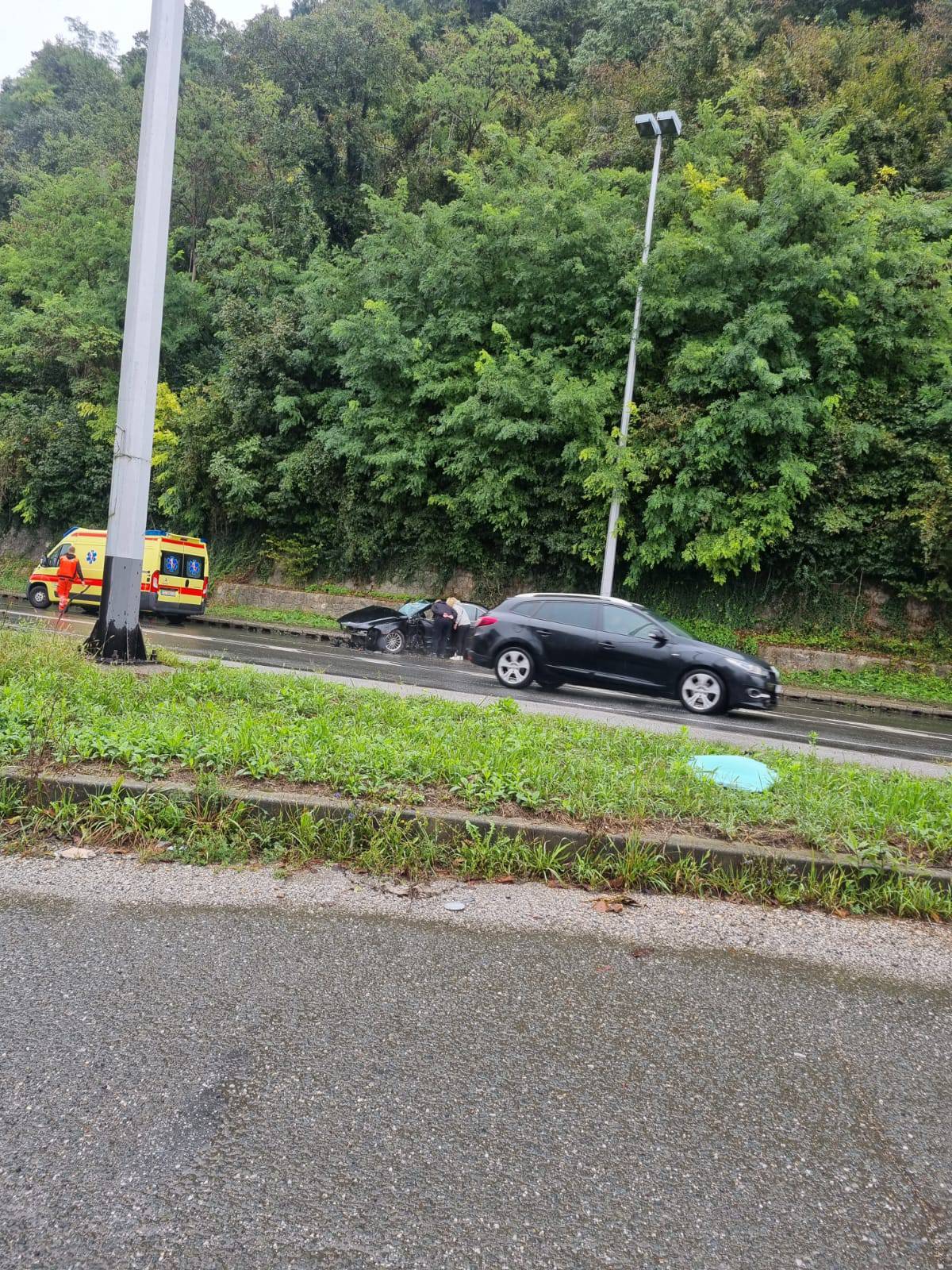 Teška nesreća u Zagrebu: Rezali lim BMW-a i izvlačili vozača!