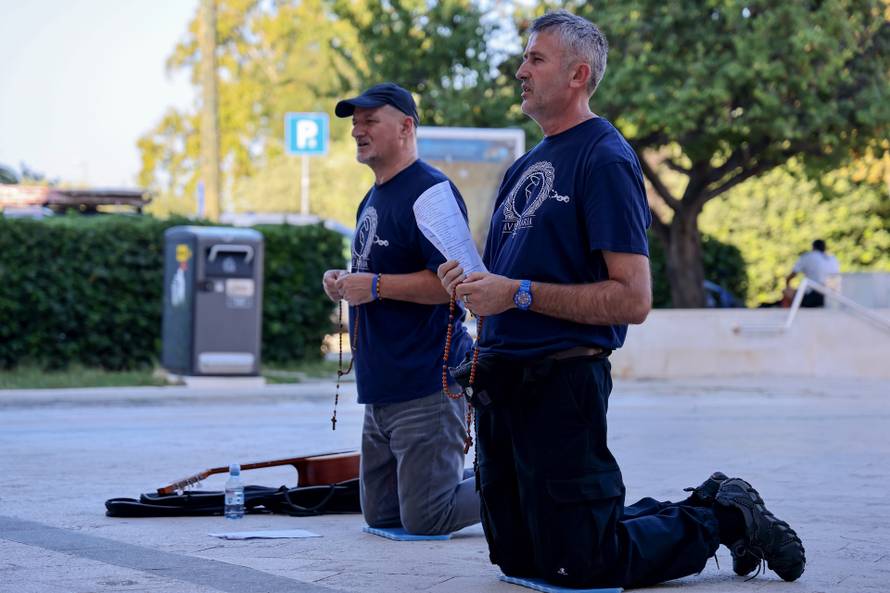 Zadar: Molitelji ispred crkve Sv. Marije