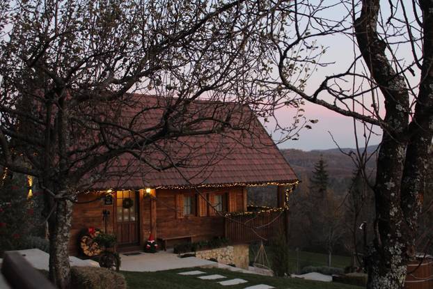 FOTO Ova kuća blizu Zagreba pravi je raj - filmove možete gledati iz bačve za kupanje!