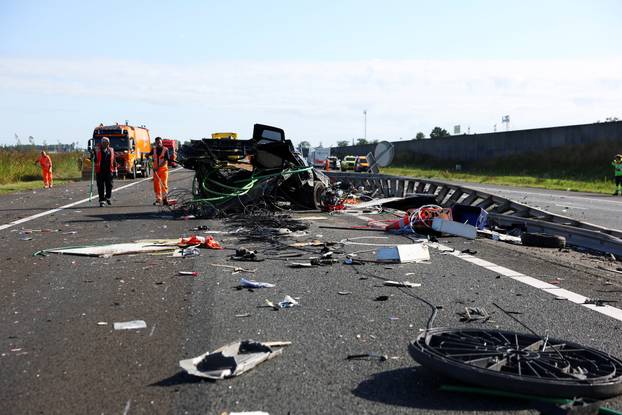 Bus accident on the A28 motorway causing multiple casualties, in Wezep