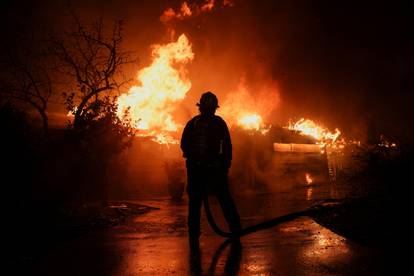 FOTO Katastrofalne scene u Los Angelesu, vatra sve uništava: 'Sljedećih šest sati je ključno...'