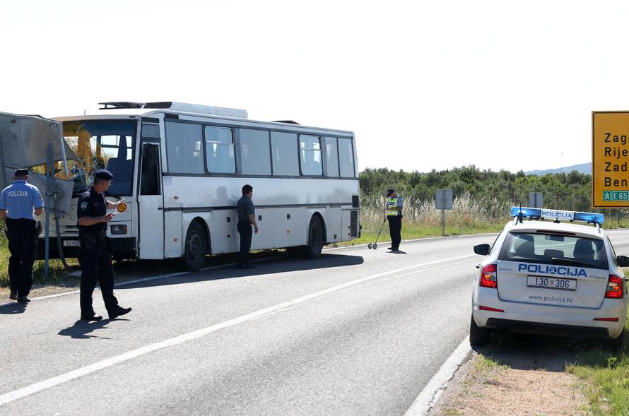 Autobus se zabio u prometni znak, vozača prevezli u bolnicu
