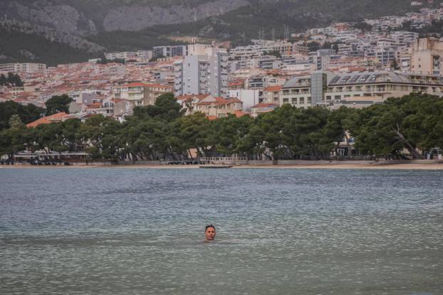 Makarska: Robert Tarčuki svaki dan se kupa unatoč zimi