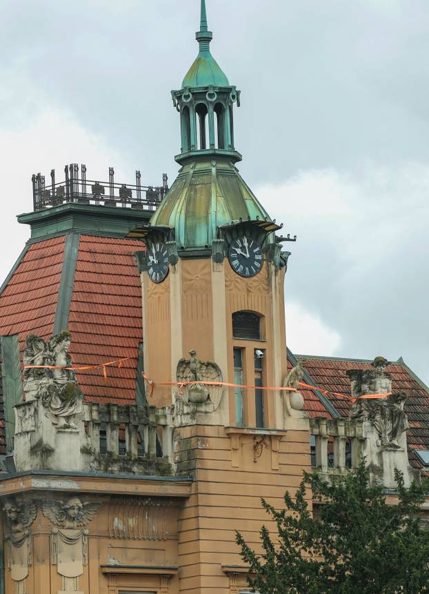 Zagreb: Kipovi na Domu Trgovačko-obrtničke komore zavezani s gurtnama radi sigurnosti