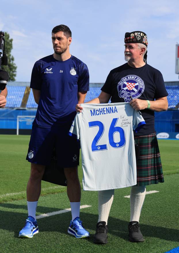 Zagreb: Udruga Tartan Army Croatia uručila je Scottu McKenni plaketu za doživotno članstvo u udruzi