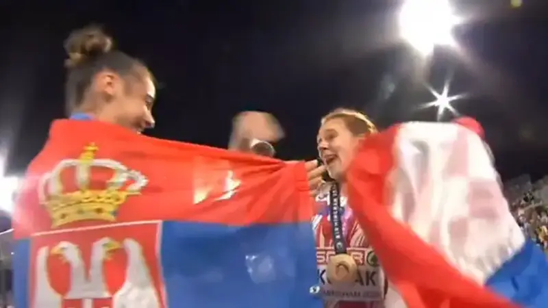 VIDEO Sara Kolak slavila zlato, a onda joj je prišla Srpkinja. Pogledajte njihovu reakciju