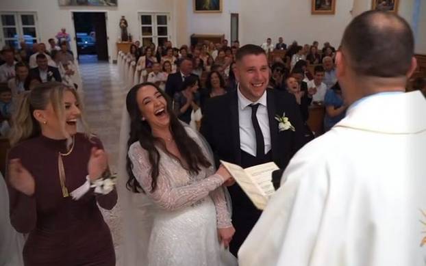FOTO Urnebesne fotke sa svadbi na Balkanu: Od čupanja kose za buket i 'minjaka' do interventne