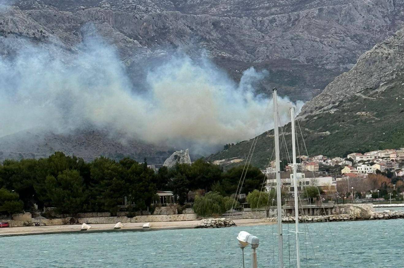 VIDEO Pogledajte kako bura nosi kanader kod Splita: 'Vatra nije pod kontrolom. Tu su kuće'