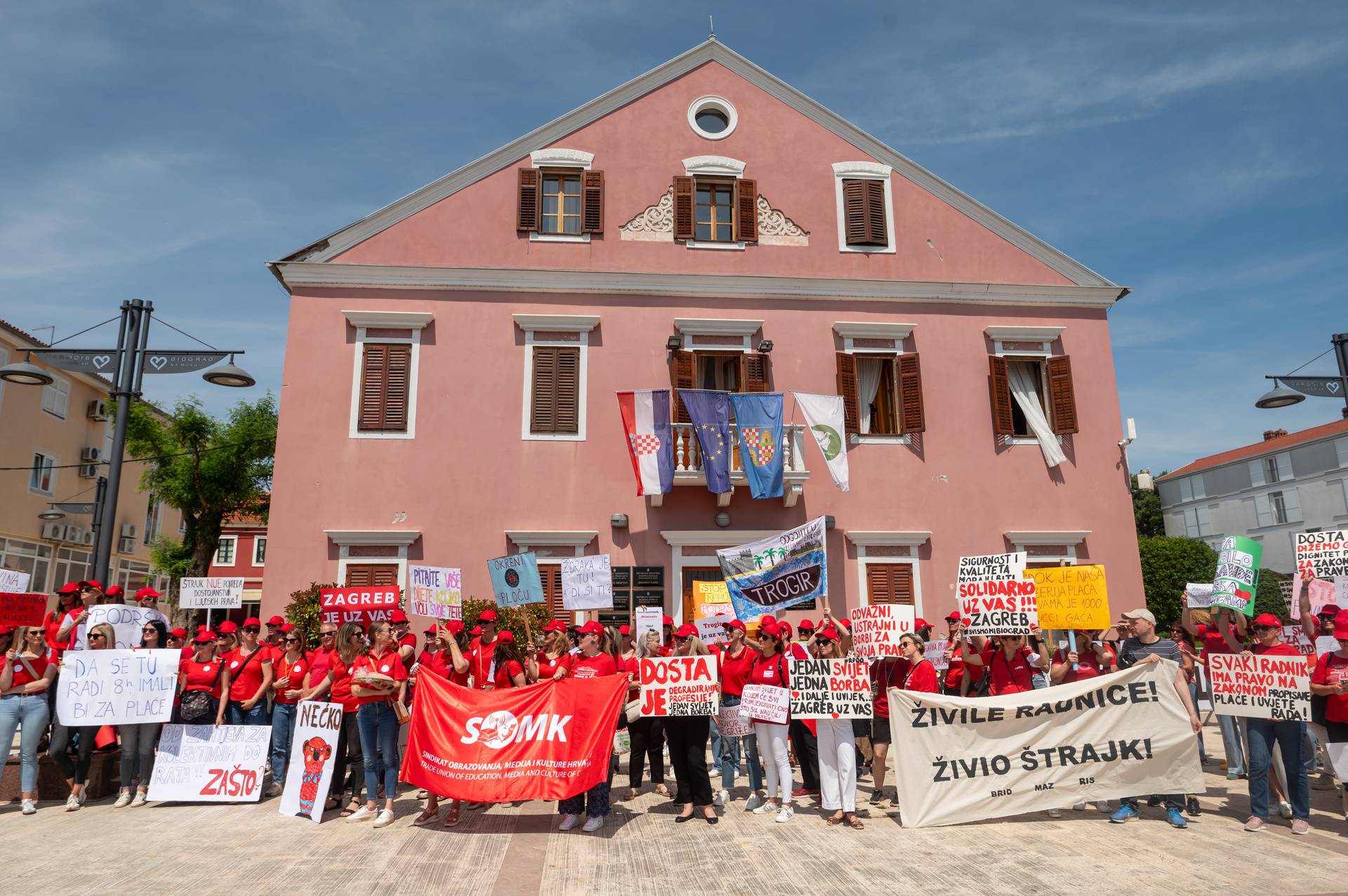 Biograd na Moru: Odgajateljice su održale prosvjed ispred gradske uprave