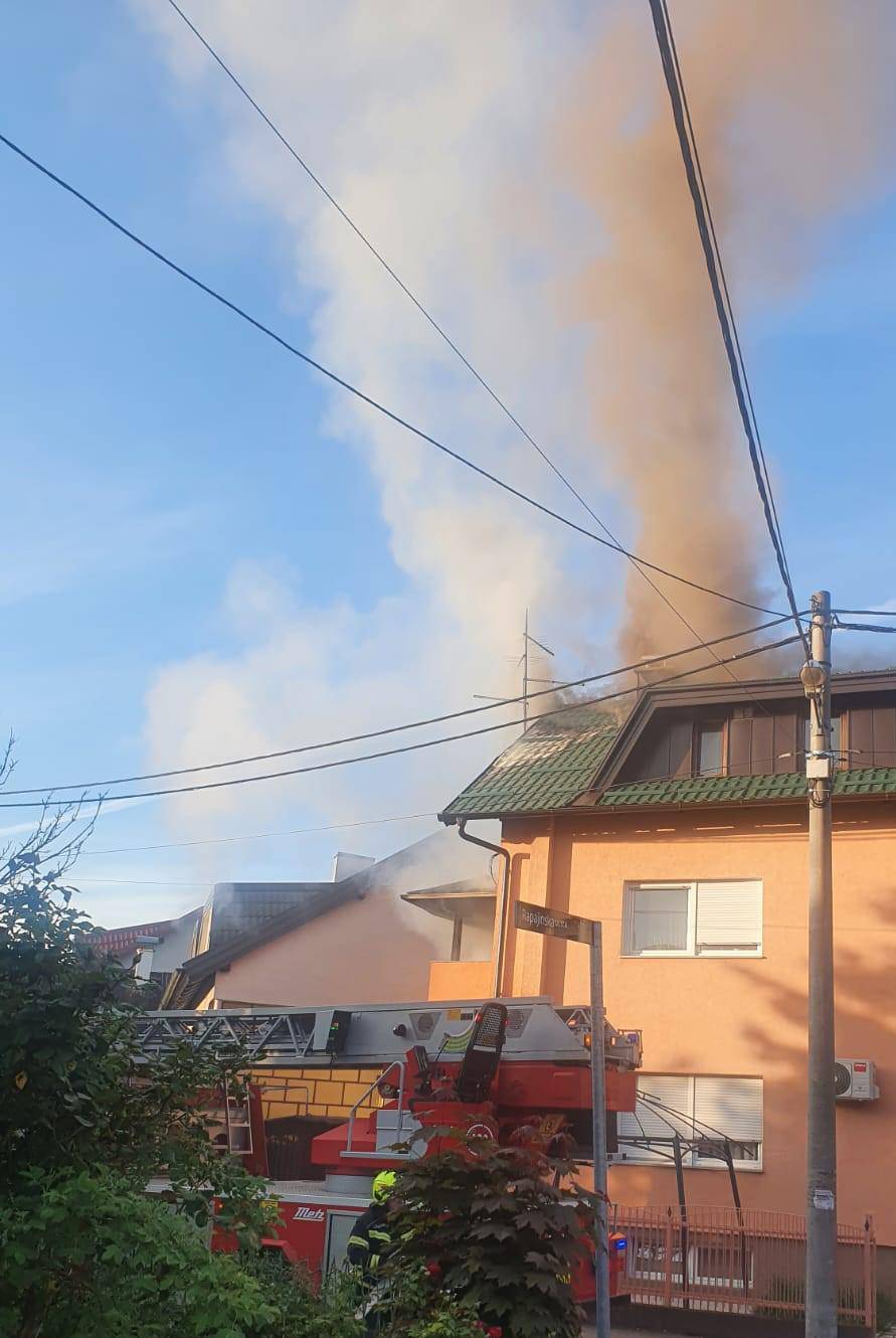 U Zagrebu gorio krov kuće i balkon, spašeno dvoje ljudi