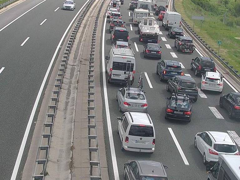 Velike gužve na A1 prema moru i na graničnim prijelazima s BiH i Srbijom: Na A3 je izgorio auto...