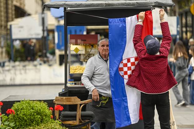 Zagreb: Zajednica utemeljitelja HDZ-a "Dr. Franjo Tuđman" daruje građanima hrvatske zastave