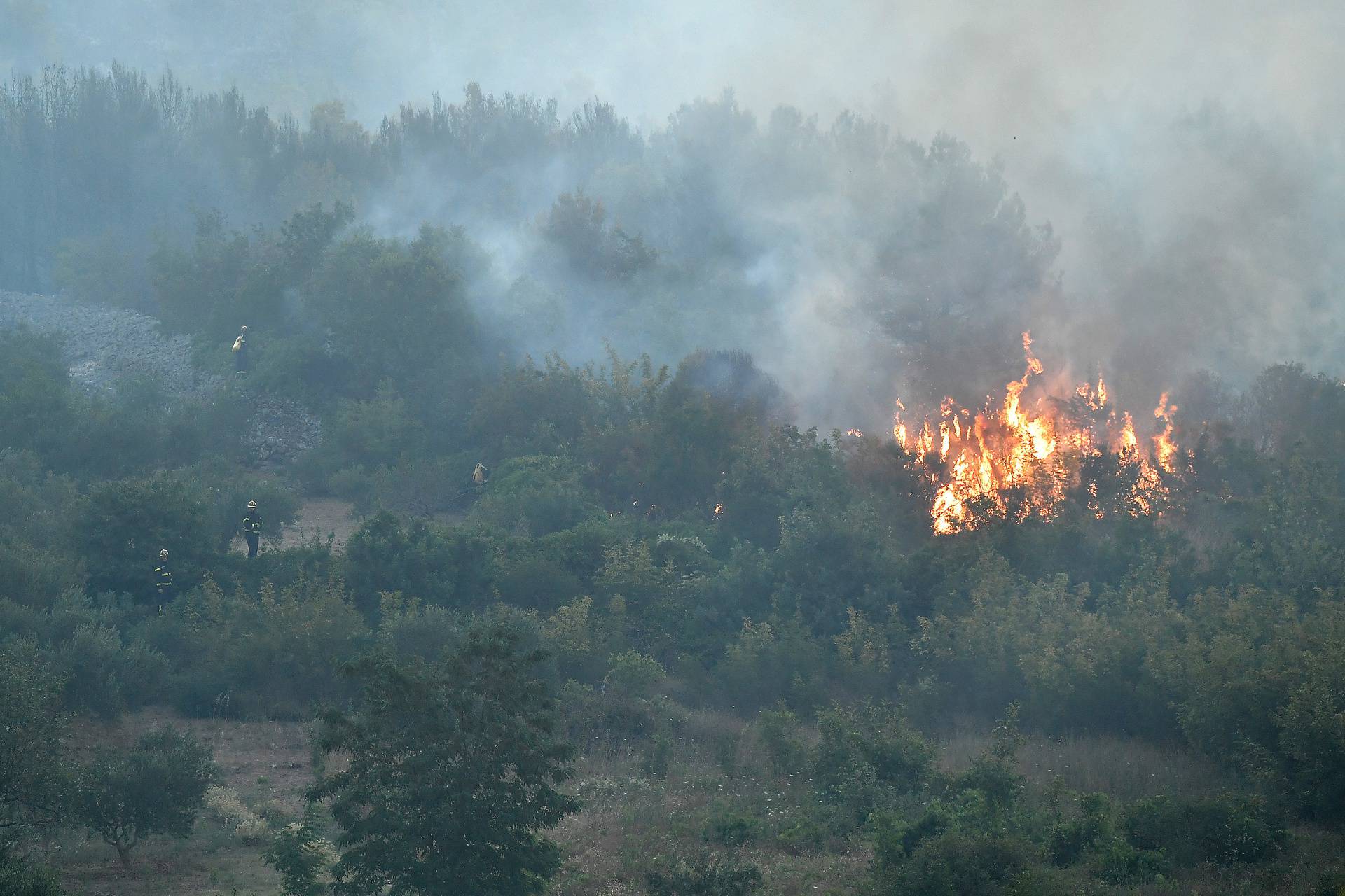 Vodice: Jutros na požarište područja Okit stigli kanaderi