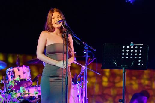 Lu Dedić stala na pozornicu za tatu Matiju i baku Gabi i ganula