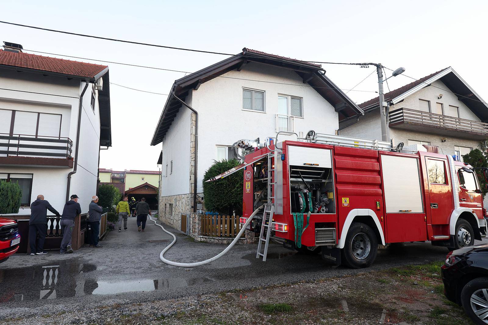 Zagreb: Vatrogasci gase požar na obiteljskoj kući u Blatu