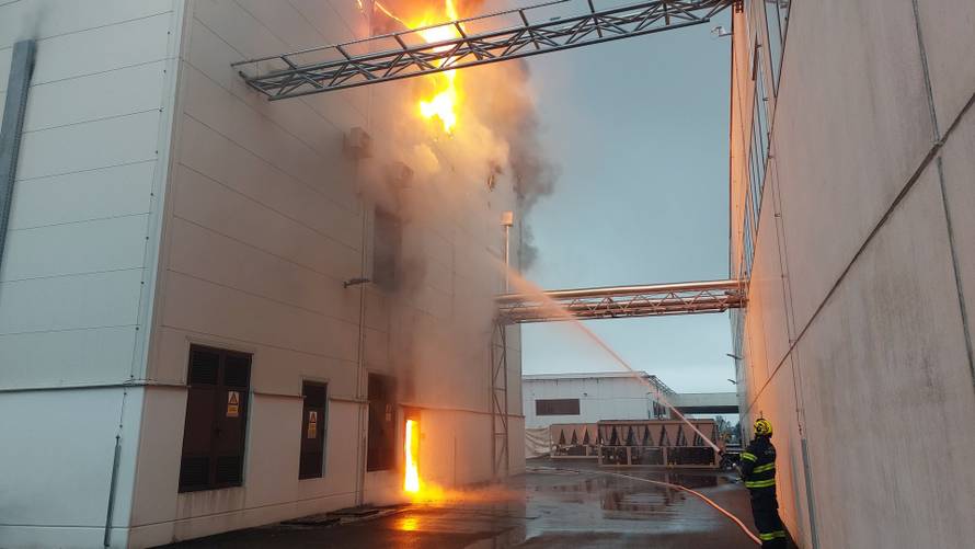 Pogledajte slike borbe s vatrom u ogulinskoj tvornici. Spriječili katastrofu, ali šteta je velika