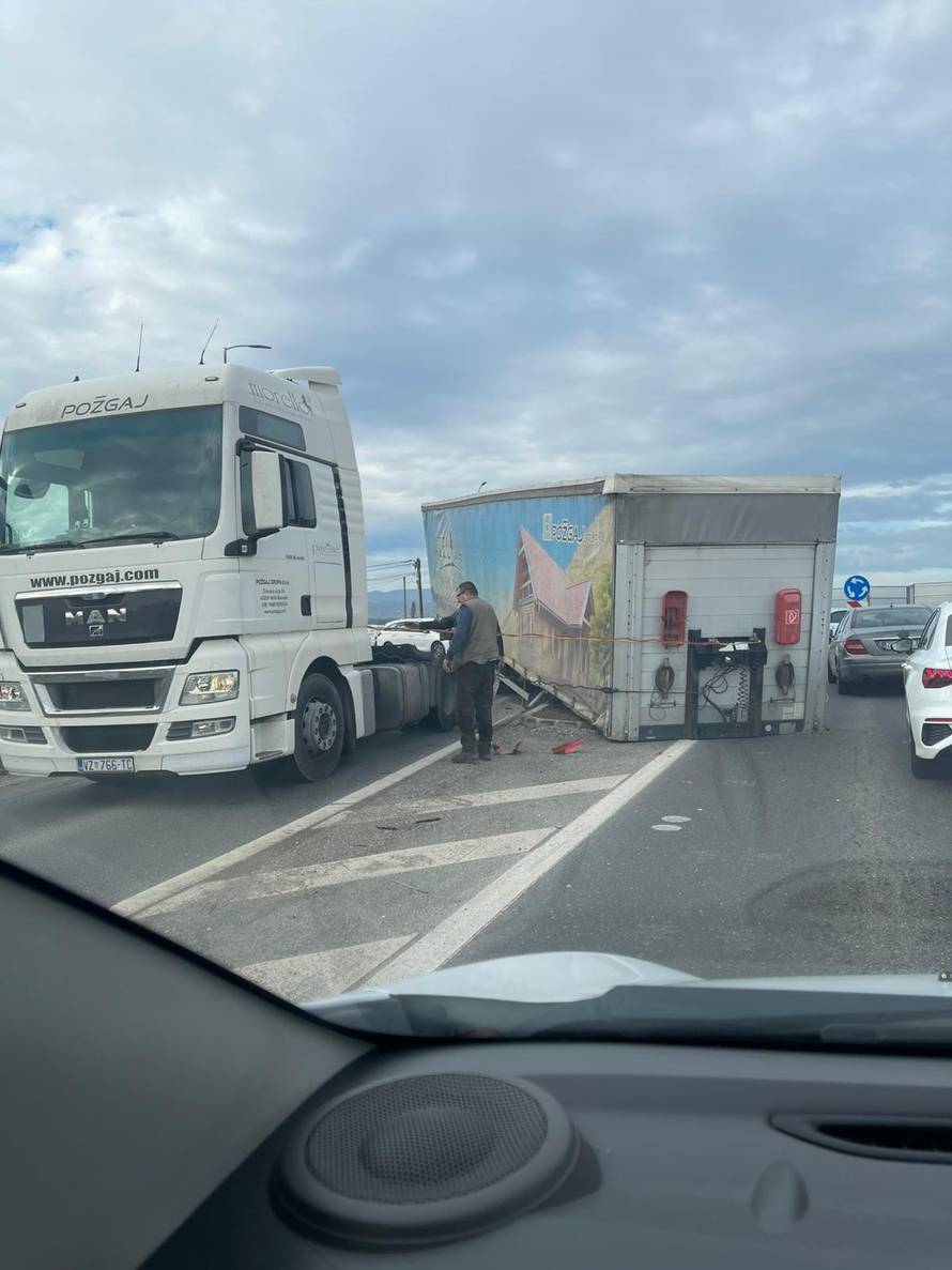 Otkvačila se prikolica kamiona u Sesvetama: 'Sve je blokirano'