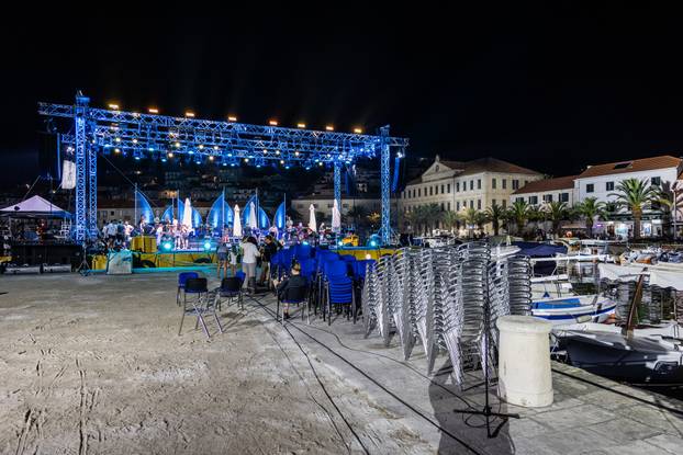 Proba na velikoj pozornici u Vela Luci