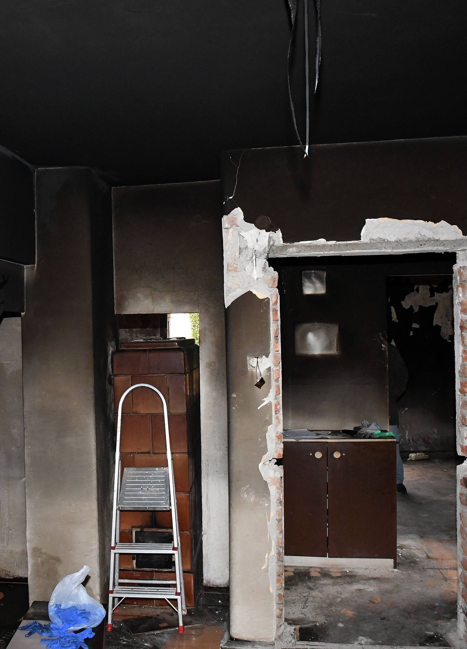 Slavonski Brod: Vlasnica izgorjelog dijela kuće Jasminka Balta (57) ostala je bez svoga doma.