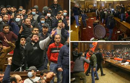 Kaos u Armeniji: Građani upali u Vladu, porazbijali sve što su vidjeli, pretukli šefa parlamenta