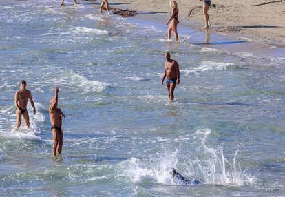 FOTO U Splitu picigin, u ostatku Hrvatske dugi rukavi i kaputi