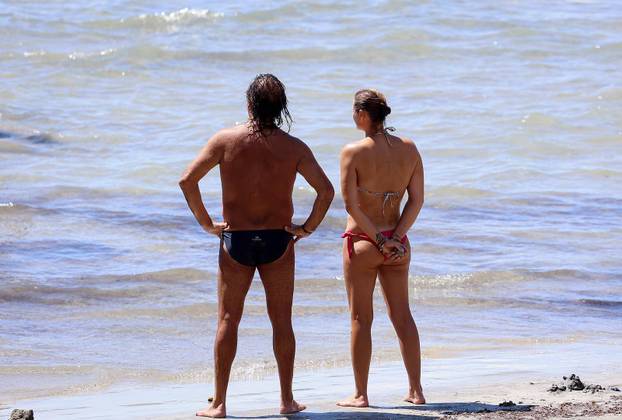 Turisti i građani uživaju u suncu i moru na Bačvicama