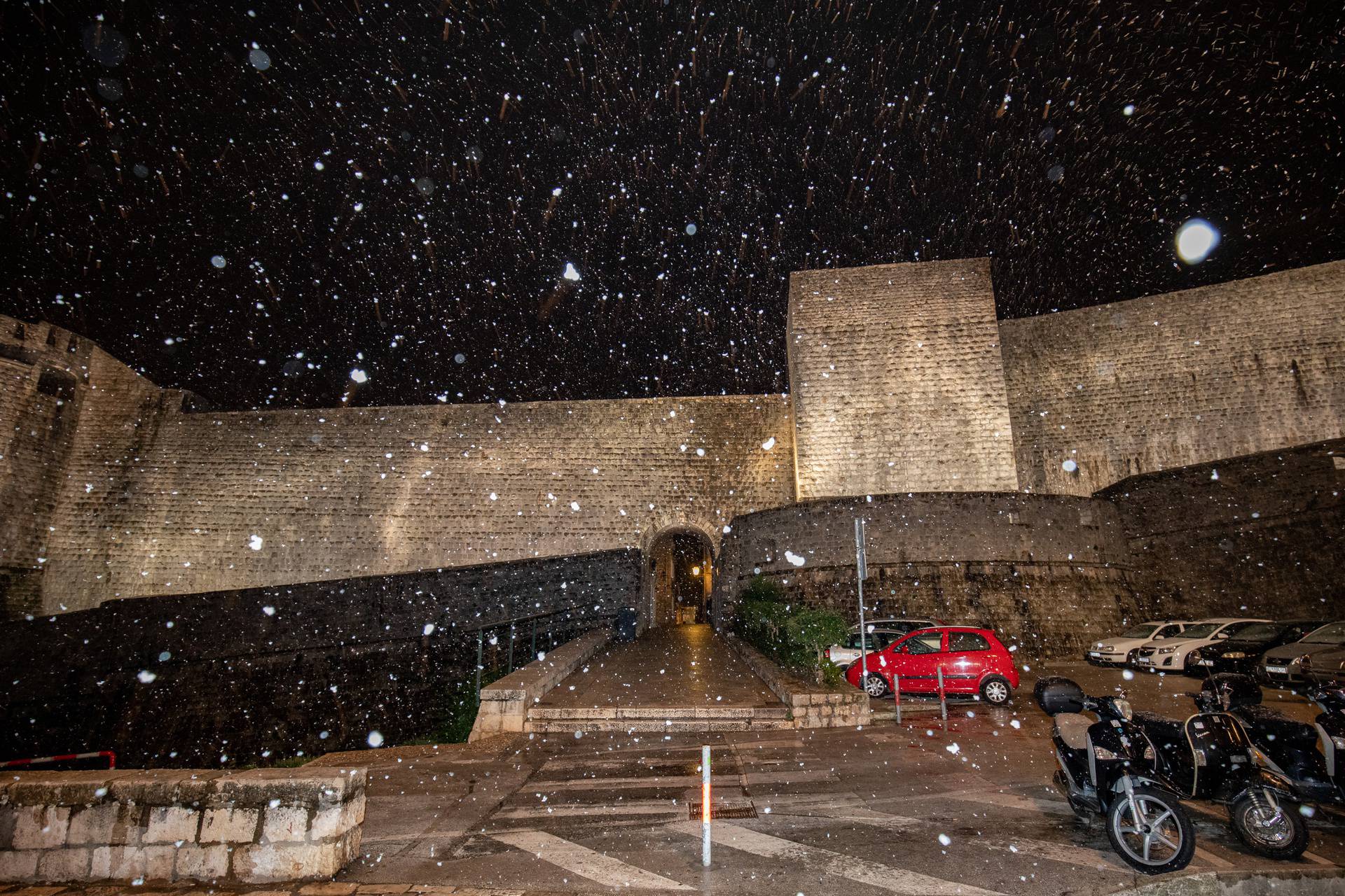 U Dubrovniku zalepršale prve snježne pahulje