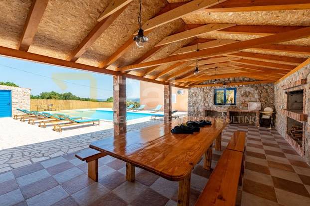 FOTO Najjeftinija vila na otoku Pašmanu ima bazen, ljetnu kuhinju i 300 metara do plaže!