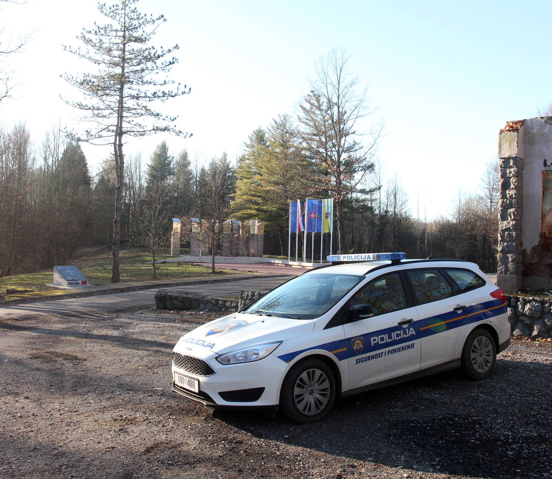 "Nije istina da policajci čuvaju spomen ploču iz Jasenovca!"