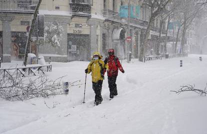 Snježna mećava zatrpala ulice Madrida, paraliziran cijeli grad