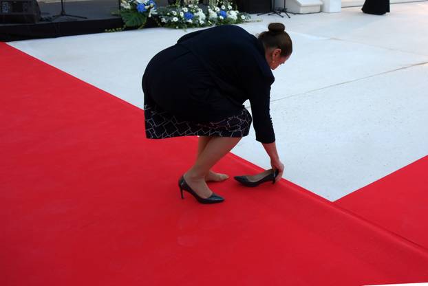 Ministrici Ireni Hrstić nešto je zasmetalo u cipeli na otvorenju hotela