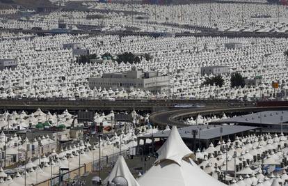 Saudijska Arabija dopušta milijun hodočasnika na hadžu, ublažila covid ograničenje