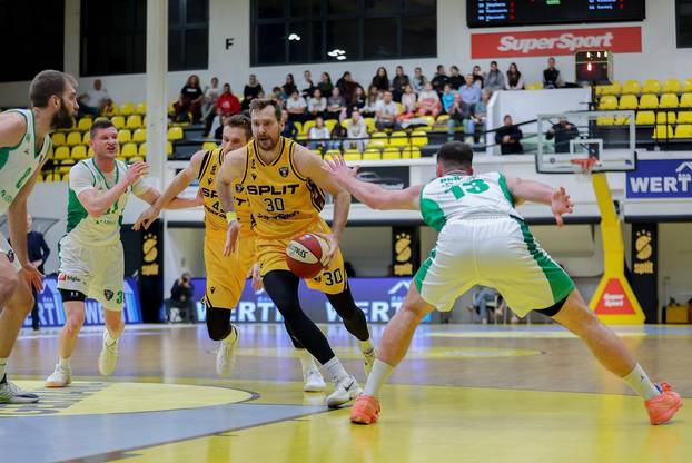 Split: Košarkaši igrali "našminkani" u znak podrške Međunarodnom danu borbe protiv nasilja nad ženama