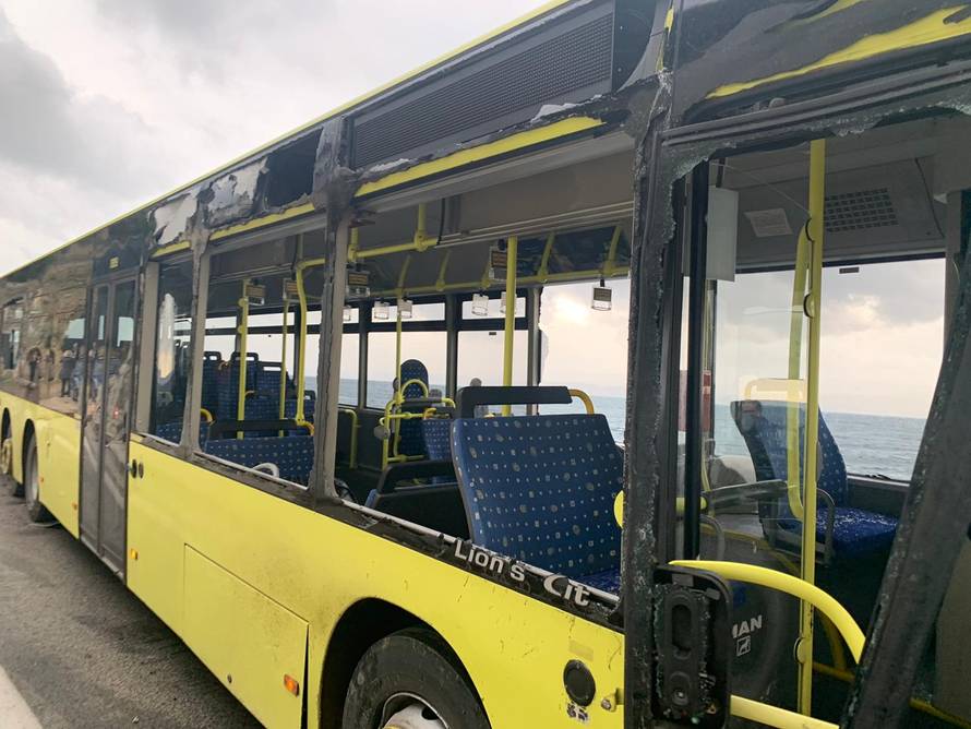 Sudar u Krilu Jesenice: Bus i auto smrskani, poginuo vozač