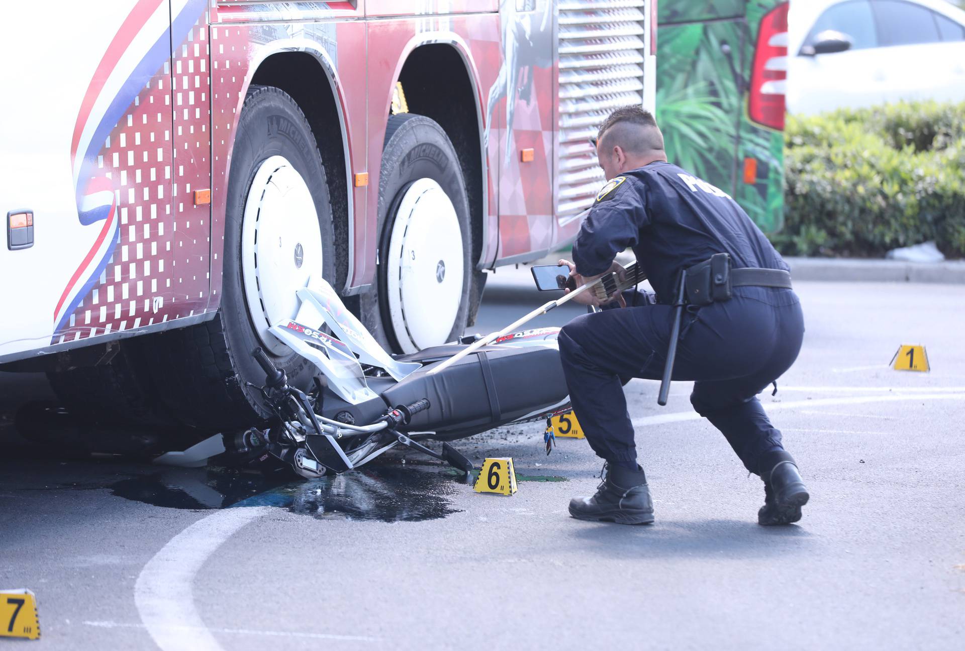 Split: Vozač motocikla podletio pod kotače autobusa