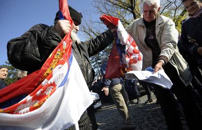 Prosvjedi zbog presude: Palili hrvatsku zastavu u Beogradu