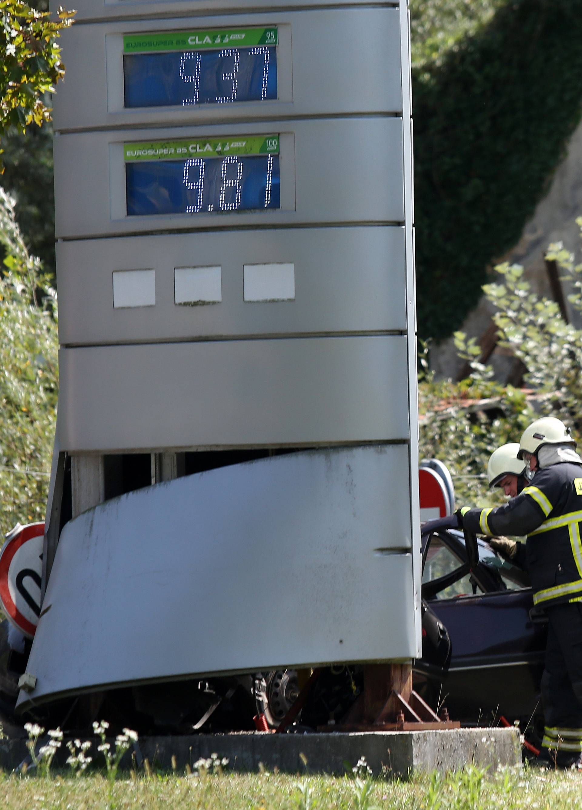 Vozač poginuo na mjestu: Auto izletio s ceste i zabio se u stup